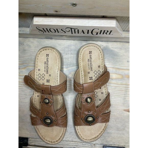 Nwob US7.5M Naturalizer N5 Comfort Flat Leather Gold Tan Sandals NEW Slip on - Picture 2 of 9